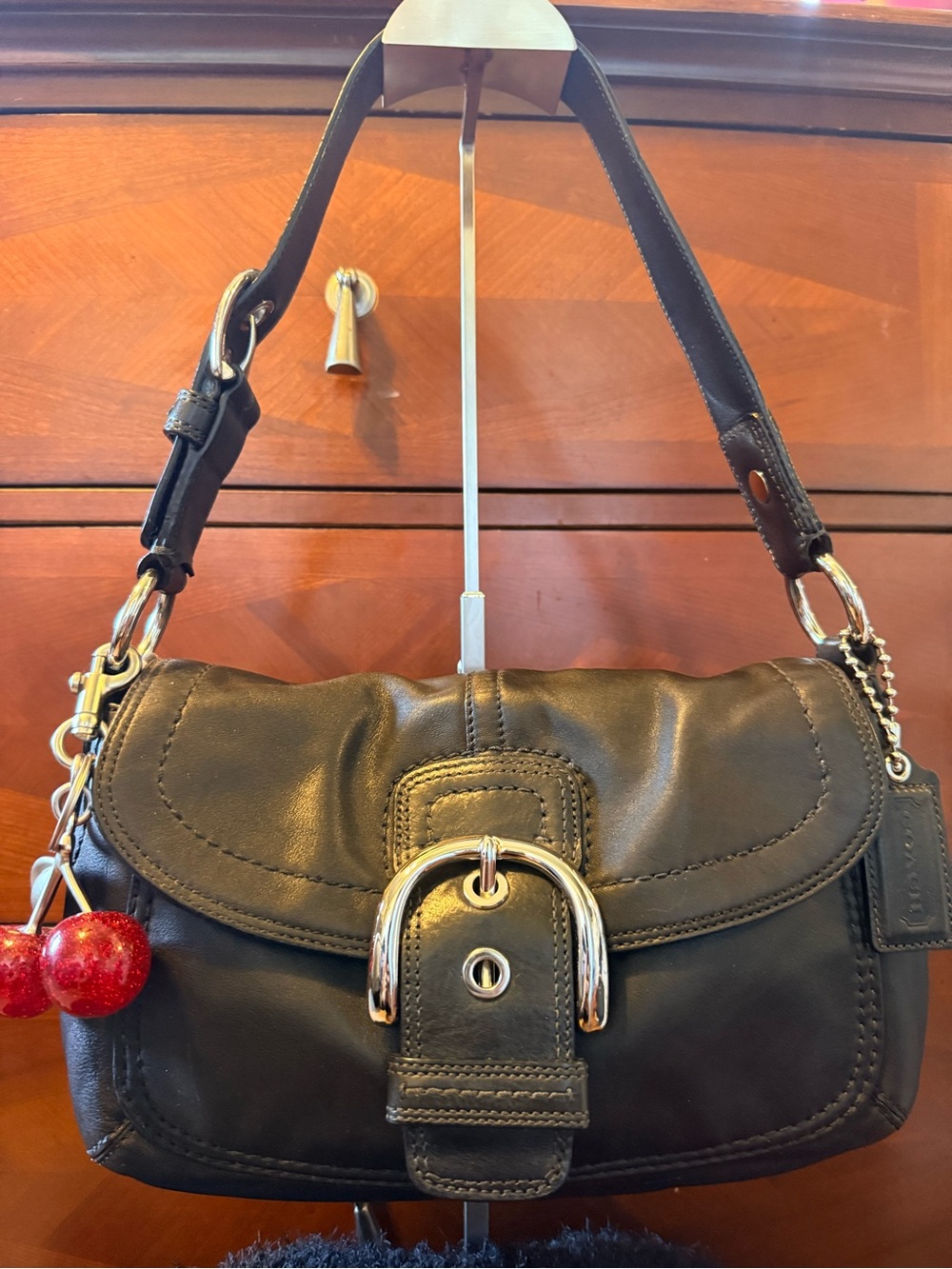 🍒 Vintage Y2K “Coach” Black Leather SoHo Flap Bag! With Silver Hardware.